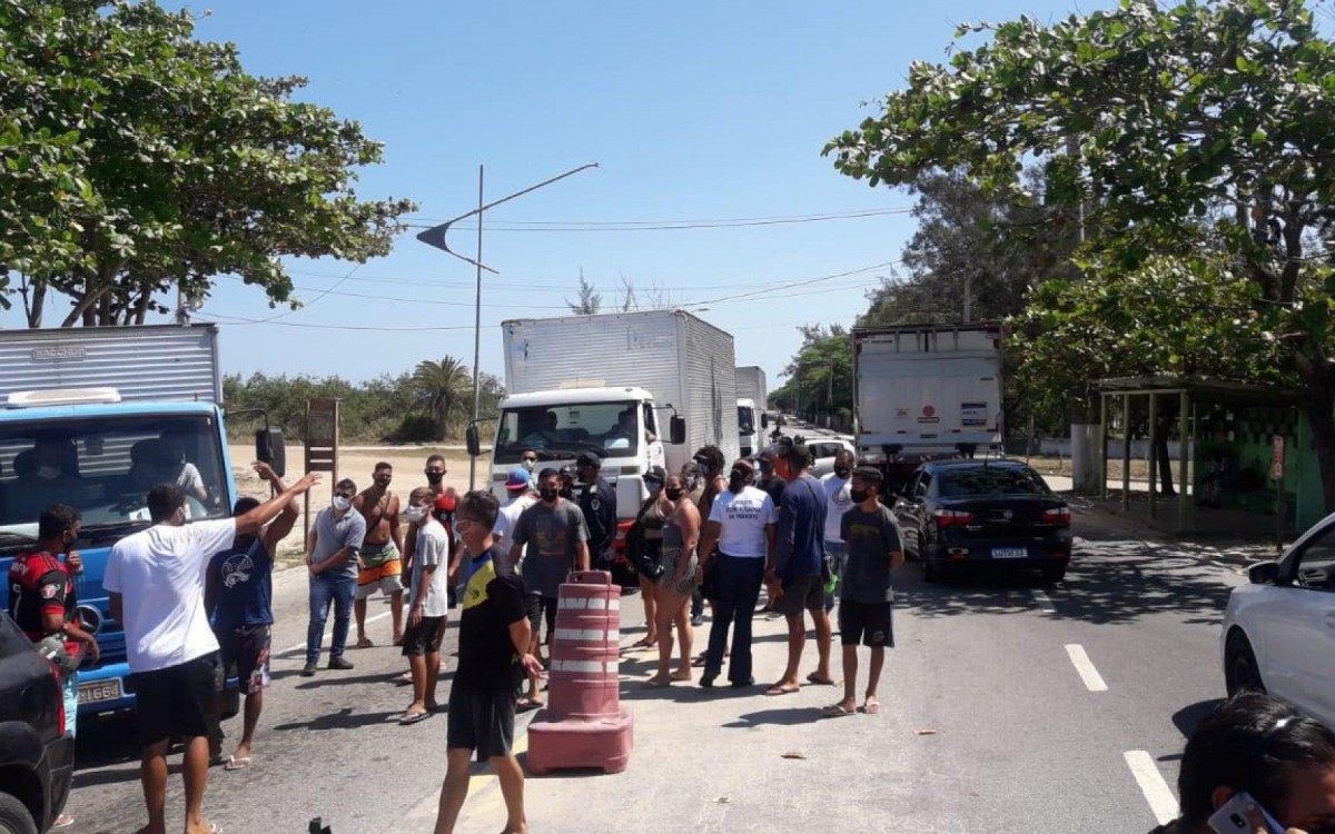 Manifestantes bloquearam um dos sentidos da RJ-140, na altura da barreira sanit&aacute;ria