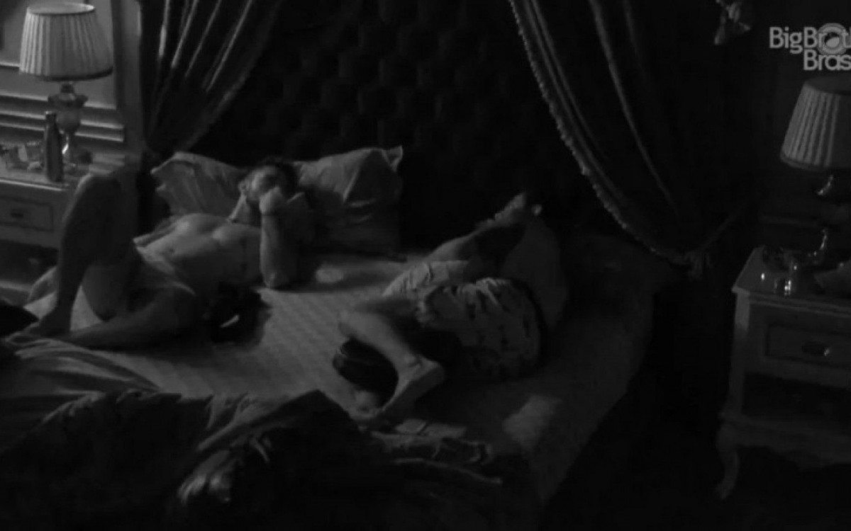 Arthur e Rodolffo conversam no quarto do l&iacute;der sobre o pared&atilde;o