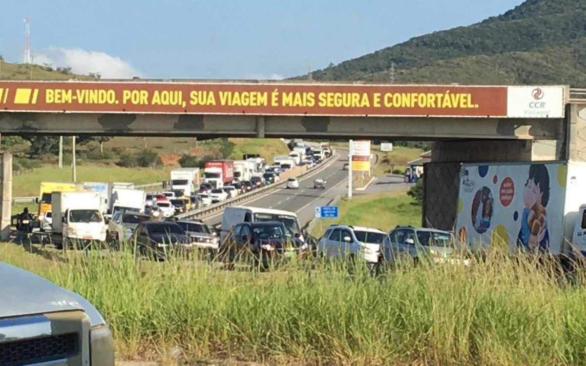 Barreira montada na sa&iacute;da da Via Lagos, na chegada a S&atilde;o Pedro da Aldeia, j&aacute; tem mais de 3km de tr&acirc;nsito completamente congestionado. S&oacute; entra se comprovar resid&ecirc;ncia 