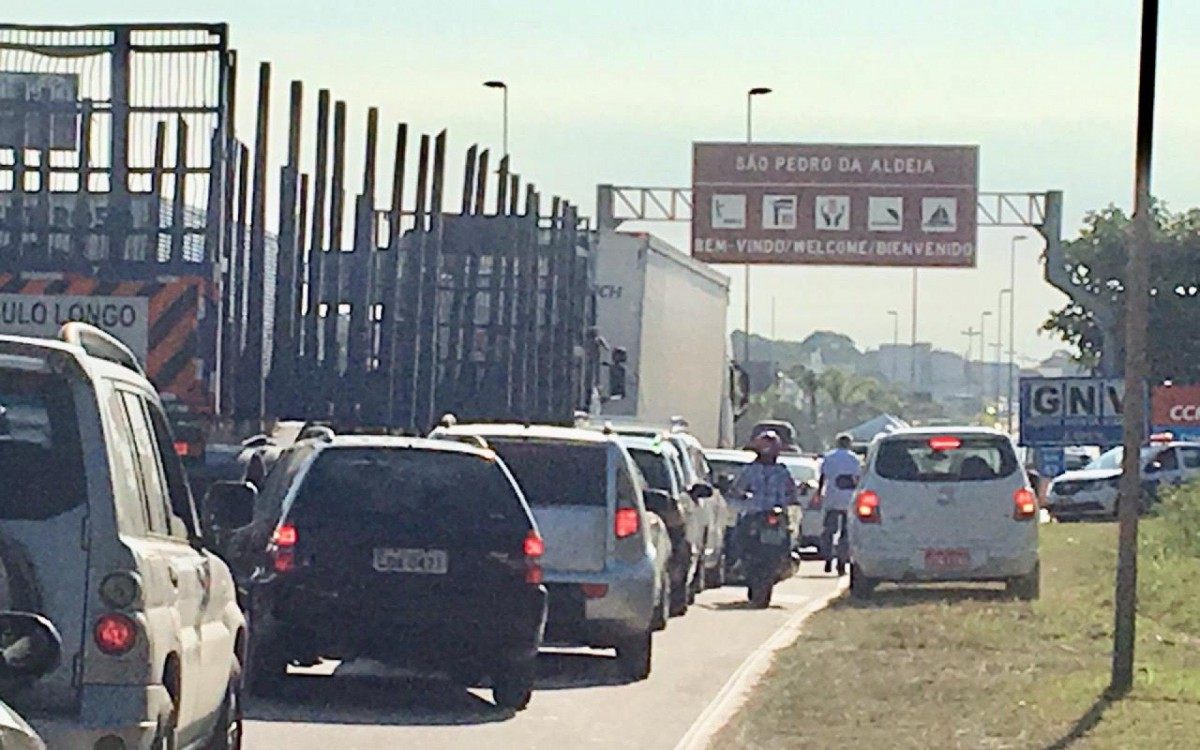 Barreira montada na sa&iacute;da da Via Lagos, na chegada a S&atilde;o Pedro da Aldeia, j&aacute; tem mais de 3km de tr&acirc;nsito completamente congestionado. S&oacute; entra se comprovar resid&ecirc;ncia 