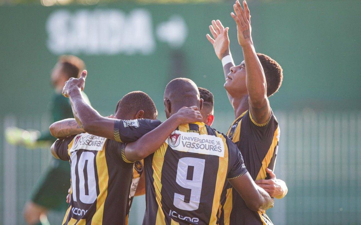 Volta&ccedil;o vence Fluminense por 3 a 2