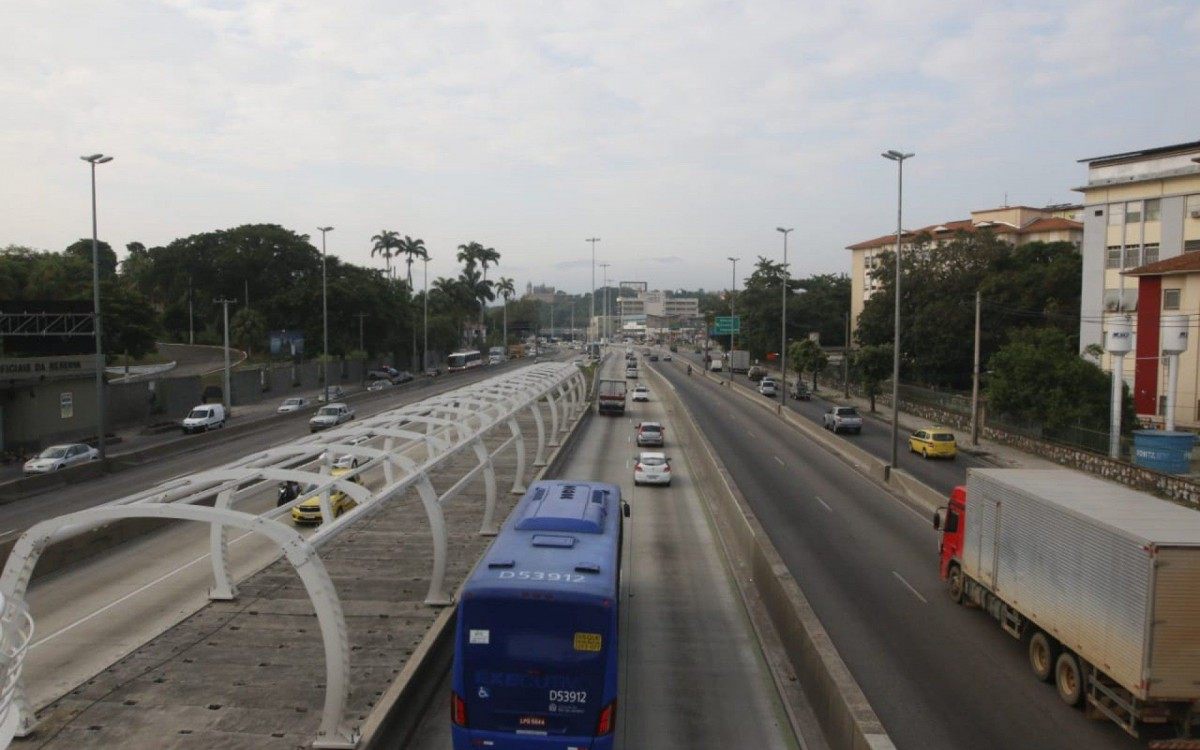  Avenida Brasil, altura de Bonsucesso, durante a manh&atilde; desta sexta-feira