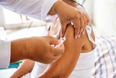 Vacinação no exterior está bem mais adiantada que no Brasil e abrange mais faixas etárias