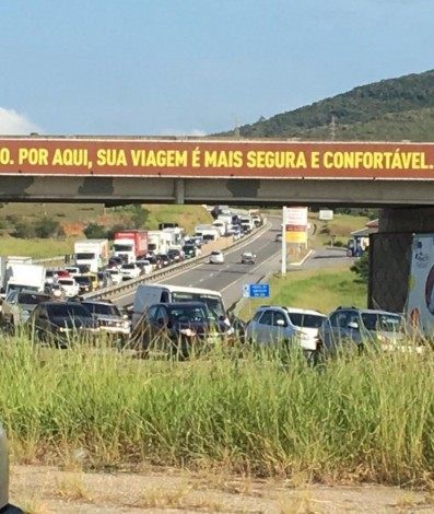 Barreira montada na sa&Atilde;&shy;da da Via Lagos, na chegada a S&Atilde;&pound;o Pedro da Aldeia, j&Atilde;&iexcl; tem mais de 3km de tr&Atilde;&cent;nsito completamente congestionado. S&Atilde;&sup3; entra se comprovar resid&Atilde;&ordf;ncia  - Luciany Farias (RC24h)