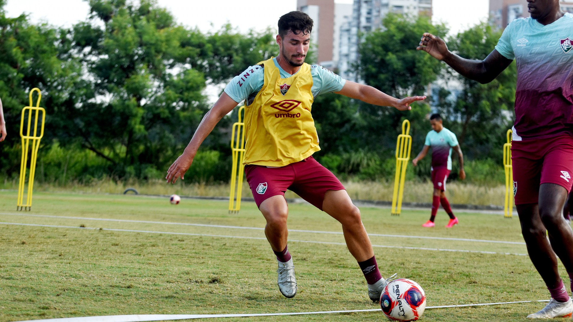 Manchester United e Arsenal fazem consulta por Martinelli, volante do Fluminense
