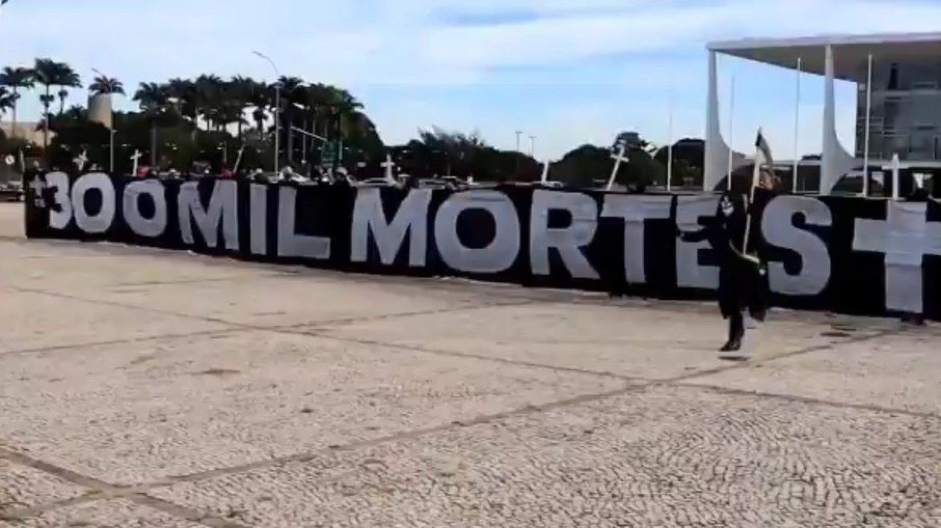 Grupo faz protesto no Pal&aacute;cio do Planalto: 'A culpa &eacute; sua Bolsonaro'