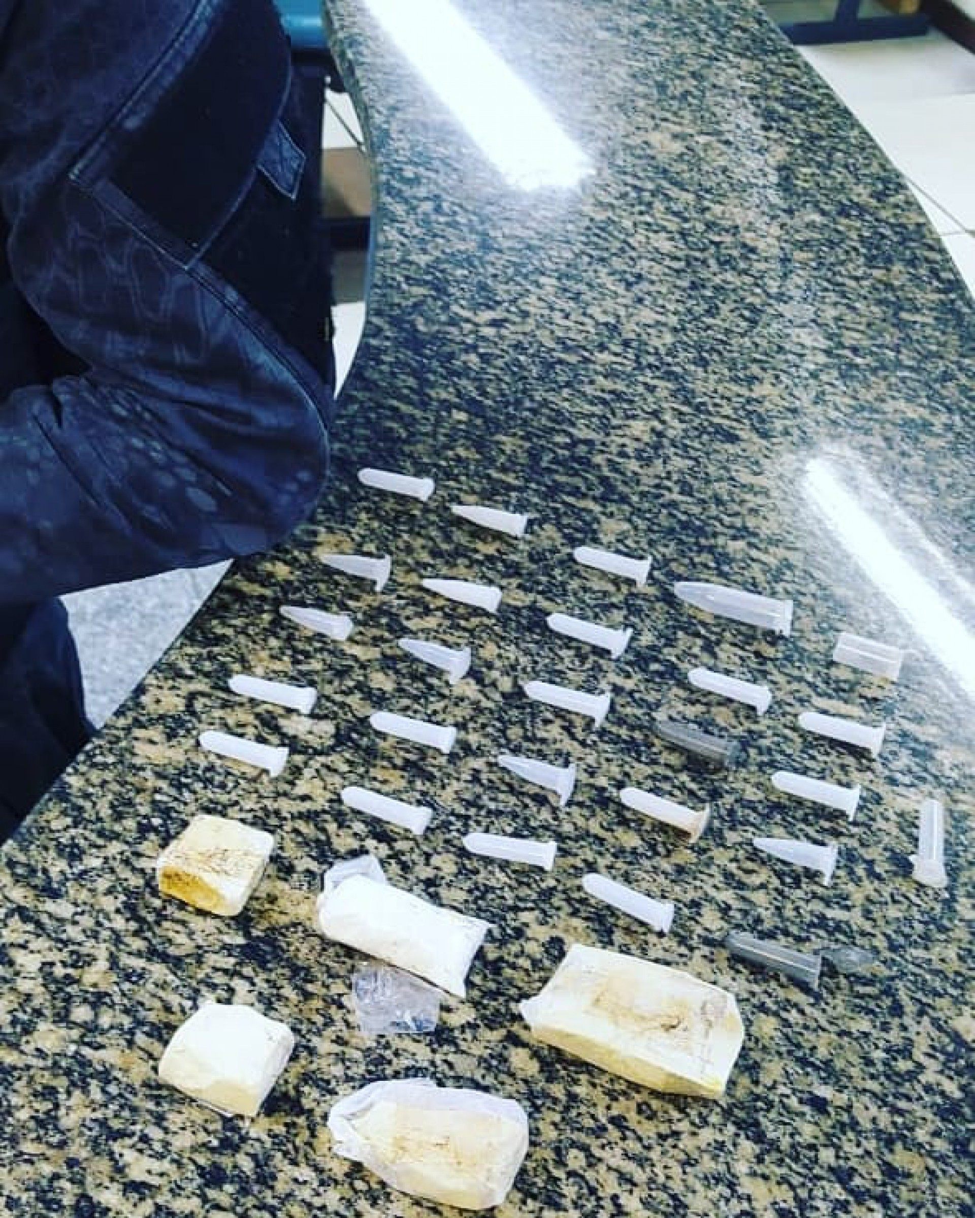 Motociclista foge de opera&ccedil;&atilde;o em B&uacute;zios e deixa a droga cair na rua