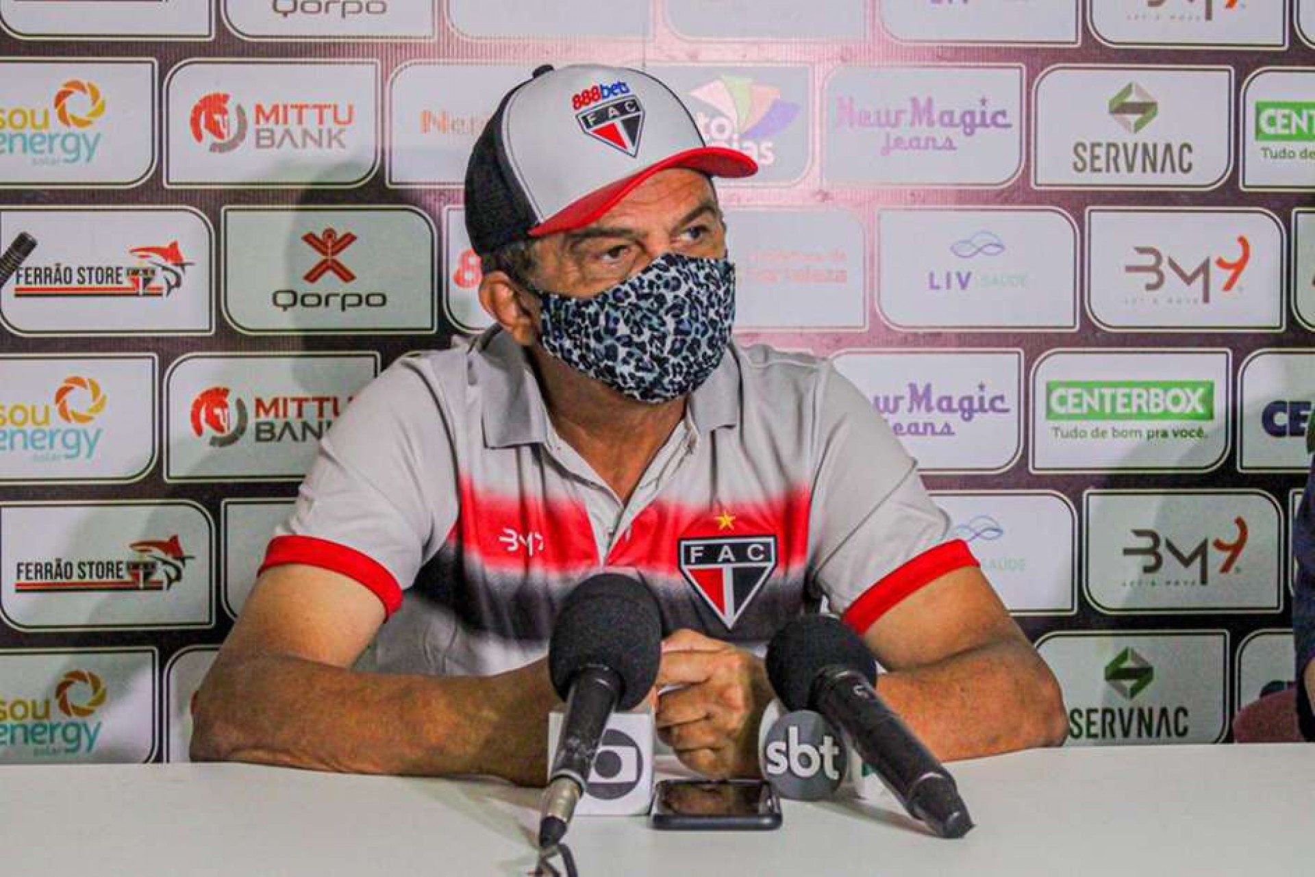 Ap&oacute;s classifica&ccedil;&atilde;o na Copa do Brasil, t&eacute;cnico dispara: 'Vivo futebol 24 horas, n&atilde;o estou nem fazendo sexo'