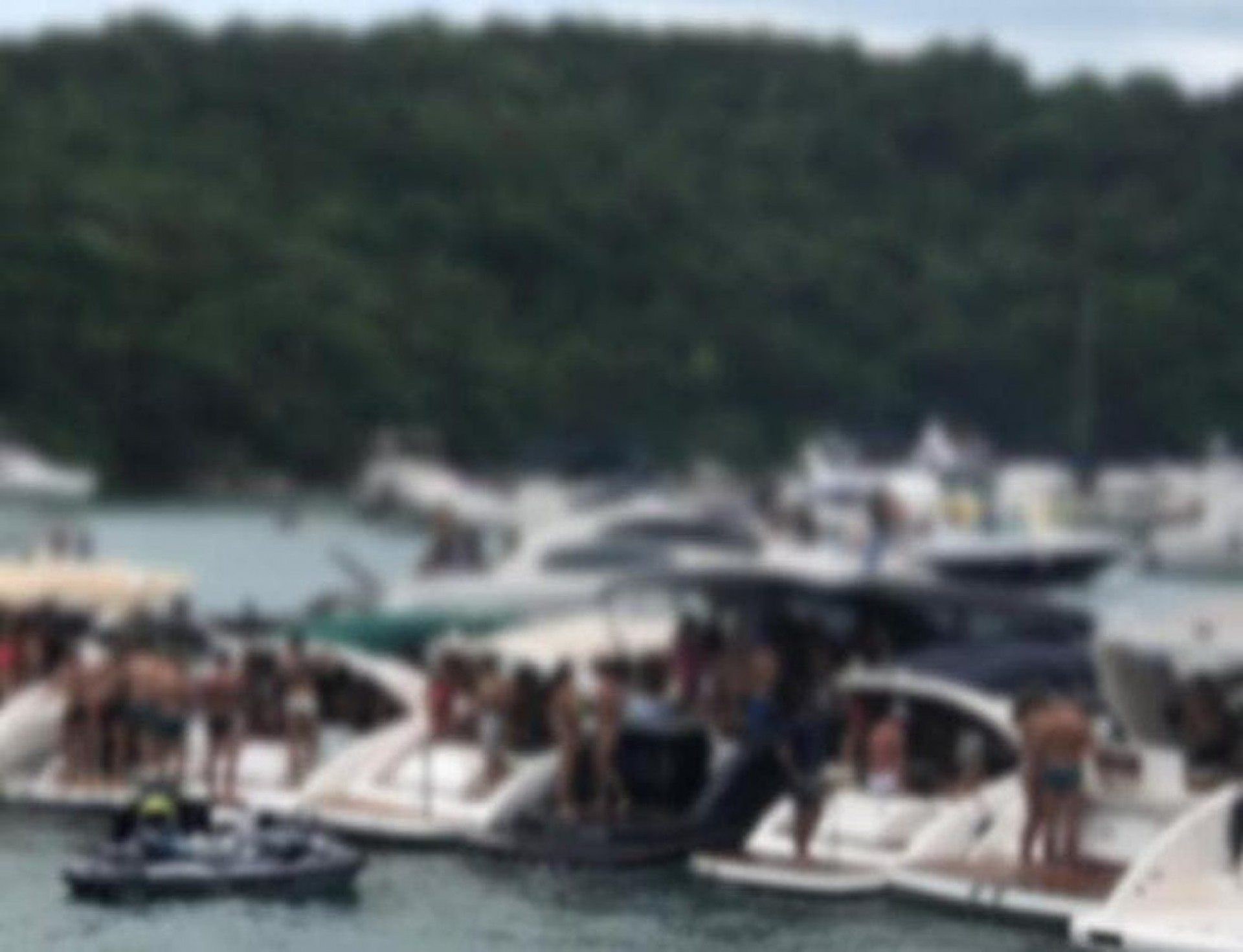 Casal que foi flagrado fazendo sexo em lancha presta depoimento