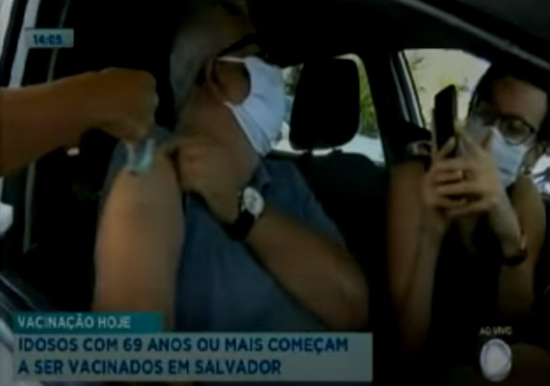 Mateus Borges se emociona ao ver pai sendo vacinado
 - Reprodução/Record