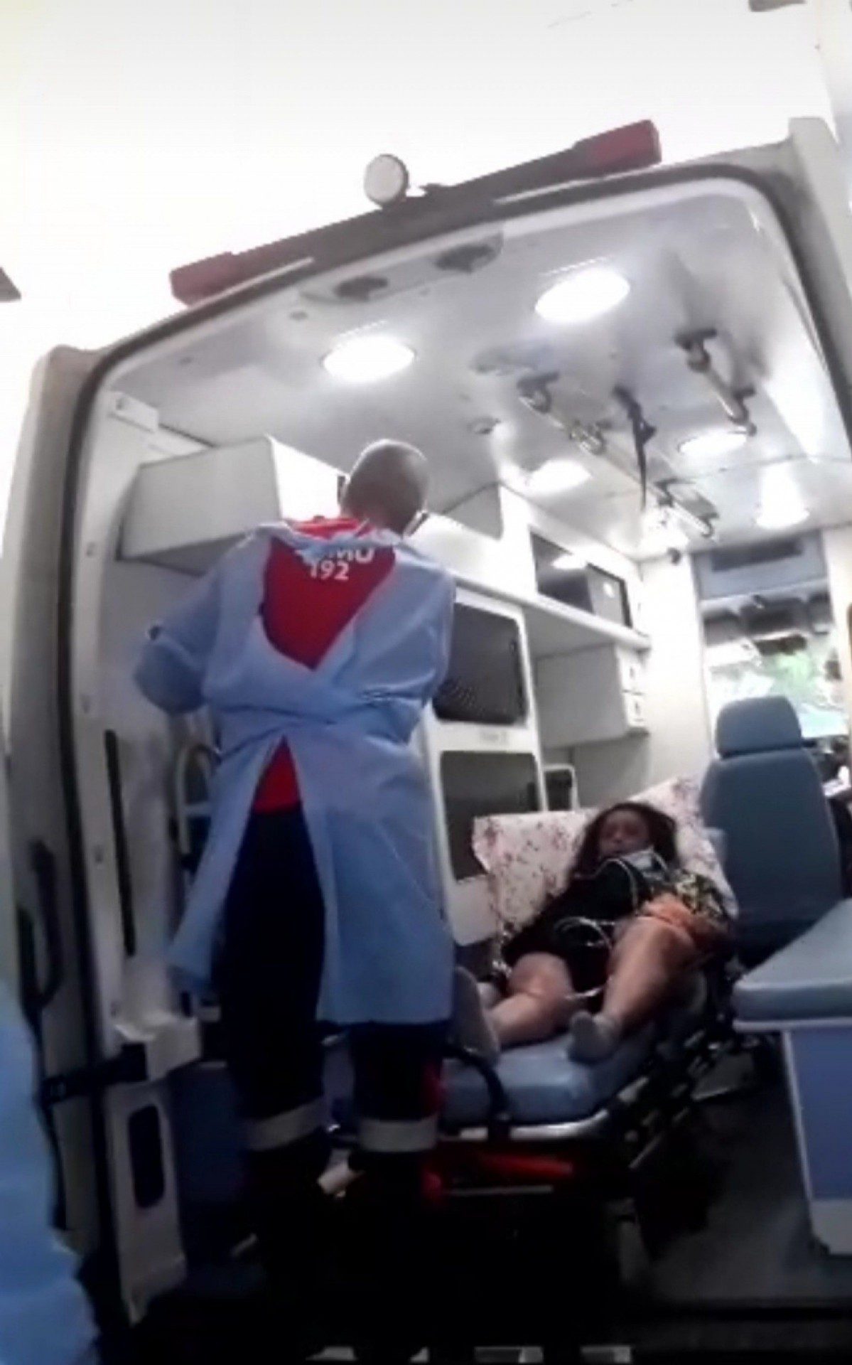 Momento da transfer&ecirc;ncia da paciente com covid Luzia Linhares da UPA do Hospital Moacyr do Carmo, em Caxias