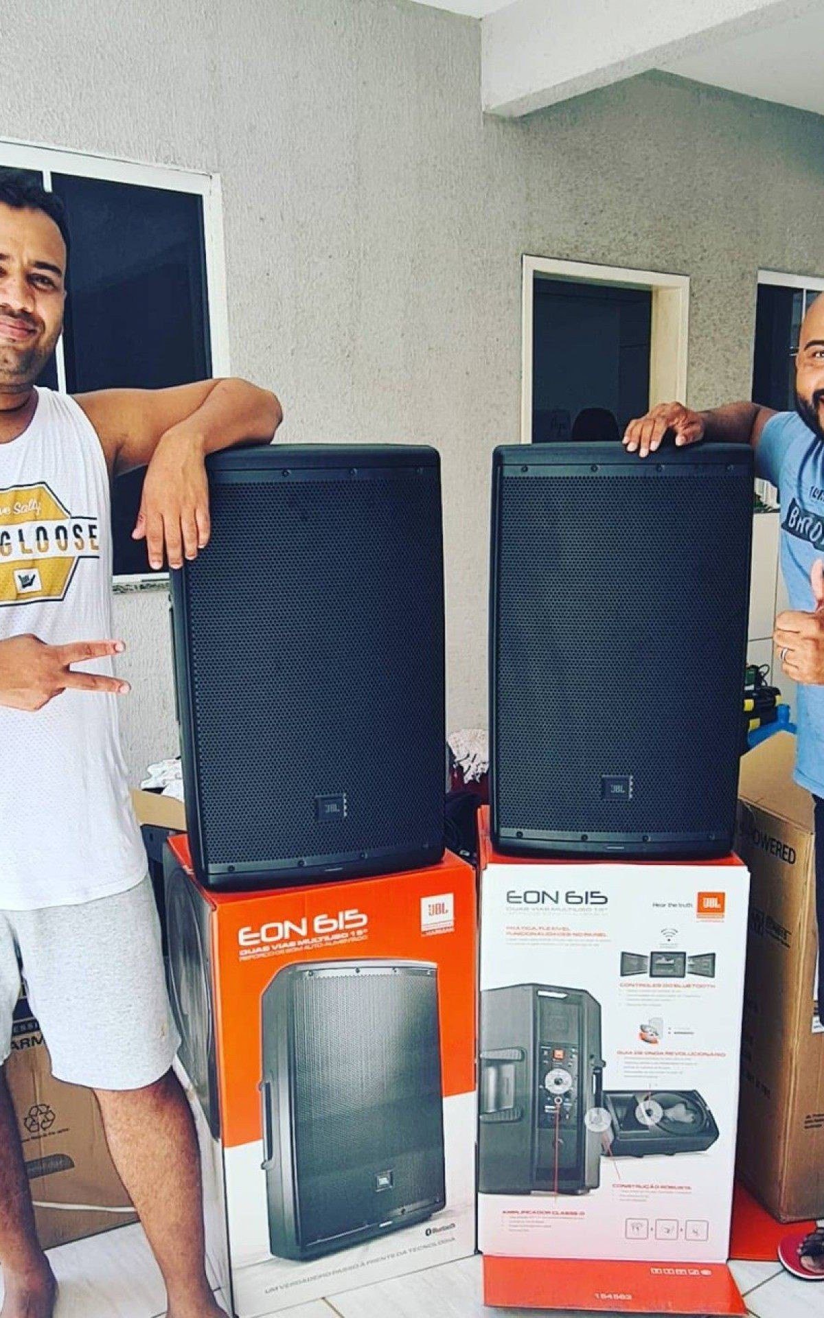 Os m&uacute;sicos Ismayer Alves e Betinho Bahia, de Maric&aacute;, compraram equipamentos para ter mais autonomia