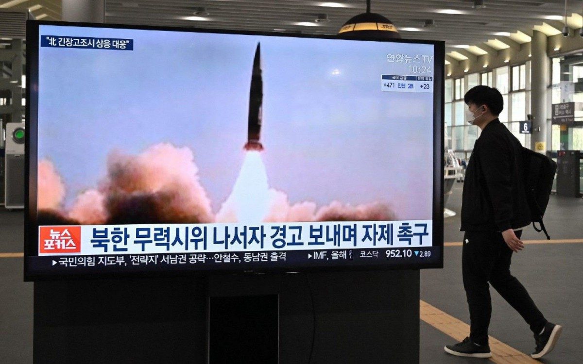 Um alto funcionário norte-coreano afirmou que a condenação expressa pelo presidente americano ao lançamento de mísseis por Pyongyang constituem uma "ingerência" e uma "provocação", informou a agência estatal de notícias KCNA - AFP