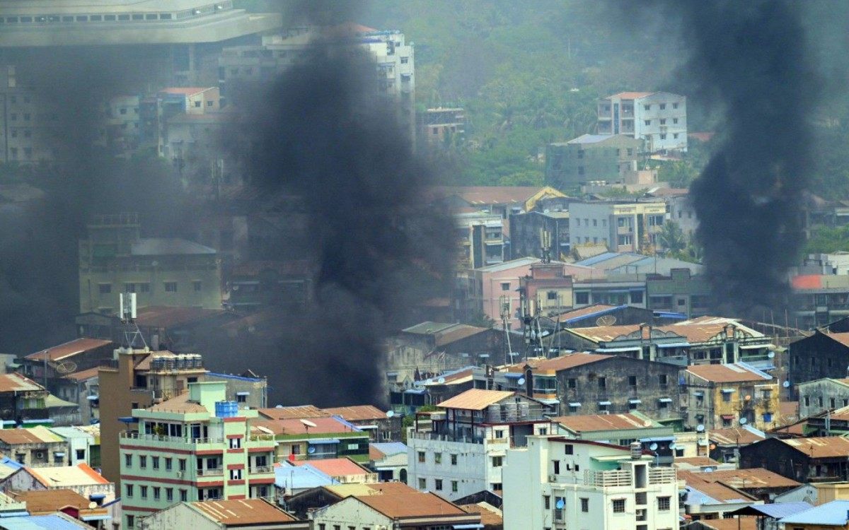 A violenta repress&atilde;o das for&ccedil;as de seguran&ccedil;a no in&iacute;cio da manh&atilde; frustrou os planos de protestos em v&aacute;rias cidades, coincidindo com o desfile militar organizado por ocasi&atilde;o do Dia das For&ccedil;as Armadas