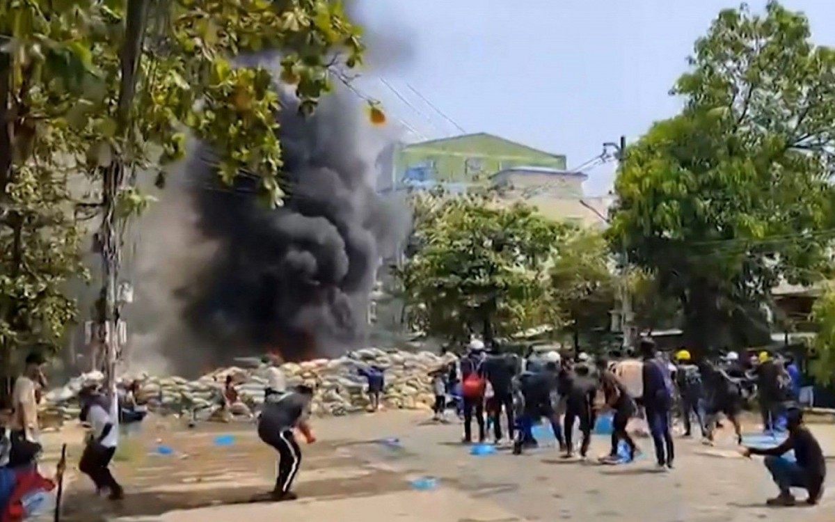 A violenta repress&atilde;o das for&ccedil;as de seguran&ccedil;a no in&iacute;cio da manh&atilde; frustrou os planos de protestos em v&aacute;rias cidades, coincidindo com o desfile militar organizado por ocasi&atilde;o do Dia das For&ccedil;as Armadas
