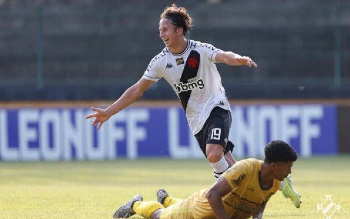 Jovem volante paraguaio Galarza, de 19 anos, caiu nas gra&ccedil;as da torcida e do t&eacute;cnico Marcelo Cabo