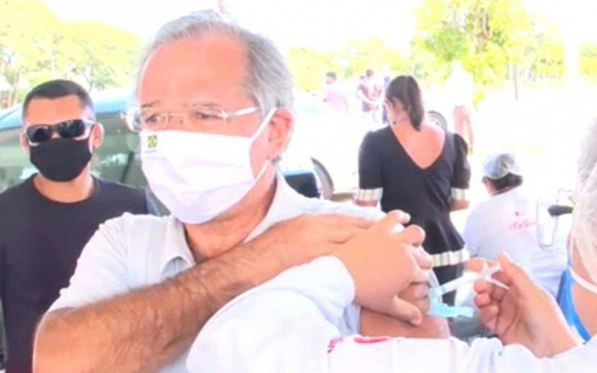 Guedes &eacute; vacinado contra covid-19 em Bras&iacute;lia, com primeira dose da Coronavac