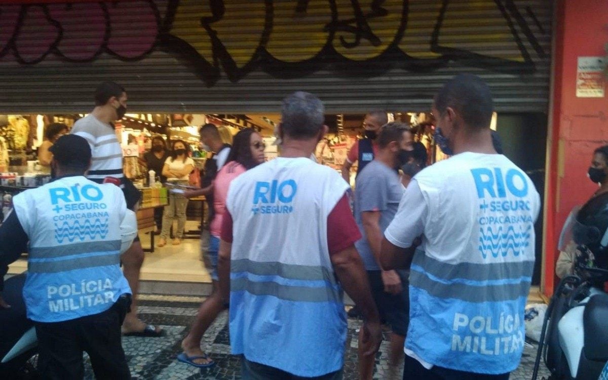 Agentes fazem fiscalização em comércio aberto em Copacabana - DIVULGAÇÃO SEOP