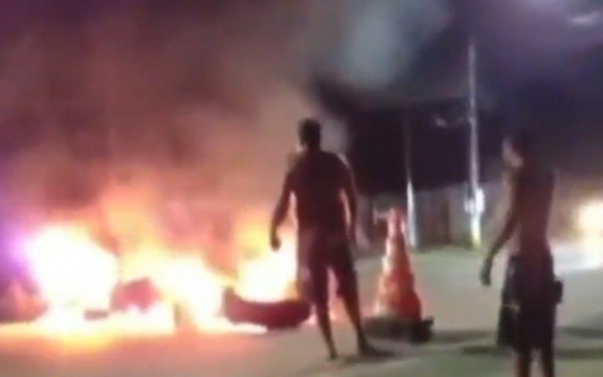 Moradores de Ubatuba fazem protesto em rodovia
