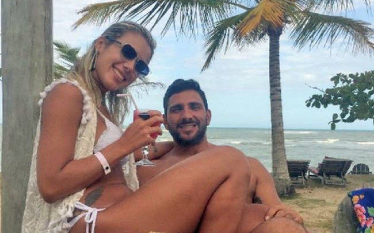 Julia Lotufo é procurada por administrar dinheiro da milícia. Na foto, ela curte praia com o então marido, Adriano Nóbrega, em 2019