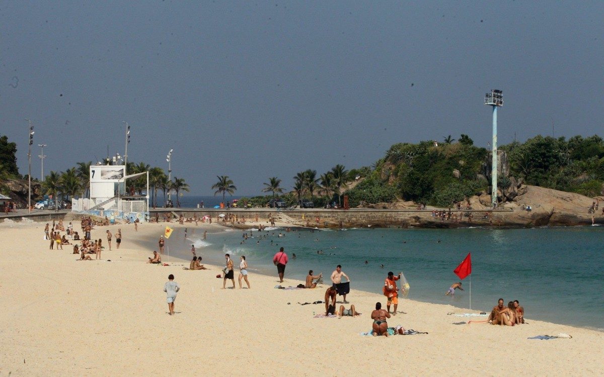 Movimenta&ccedil;&atilde;o nas praias na manh&atilde; desse s&aacute;bado. Na foto, Arpoador.