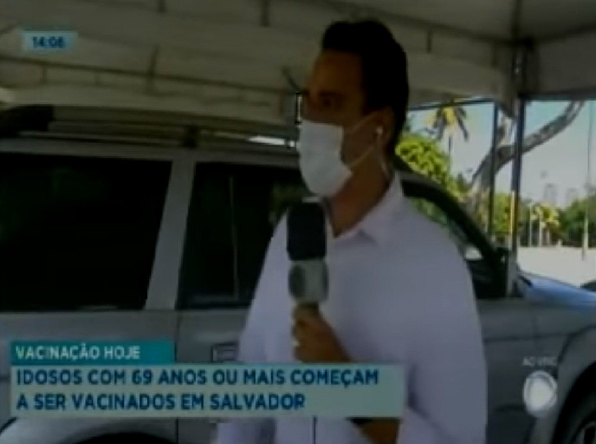 Mateus Borges se emociona ao ver pai sendo vacinado
 - Reprodução/Record