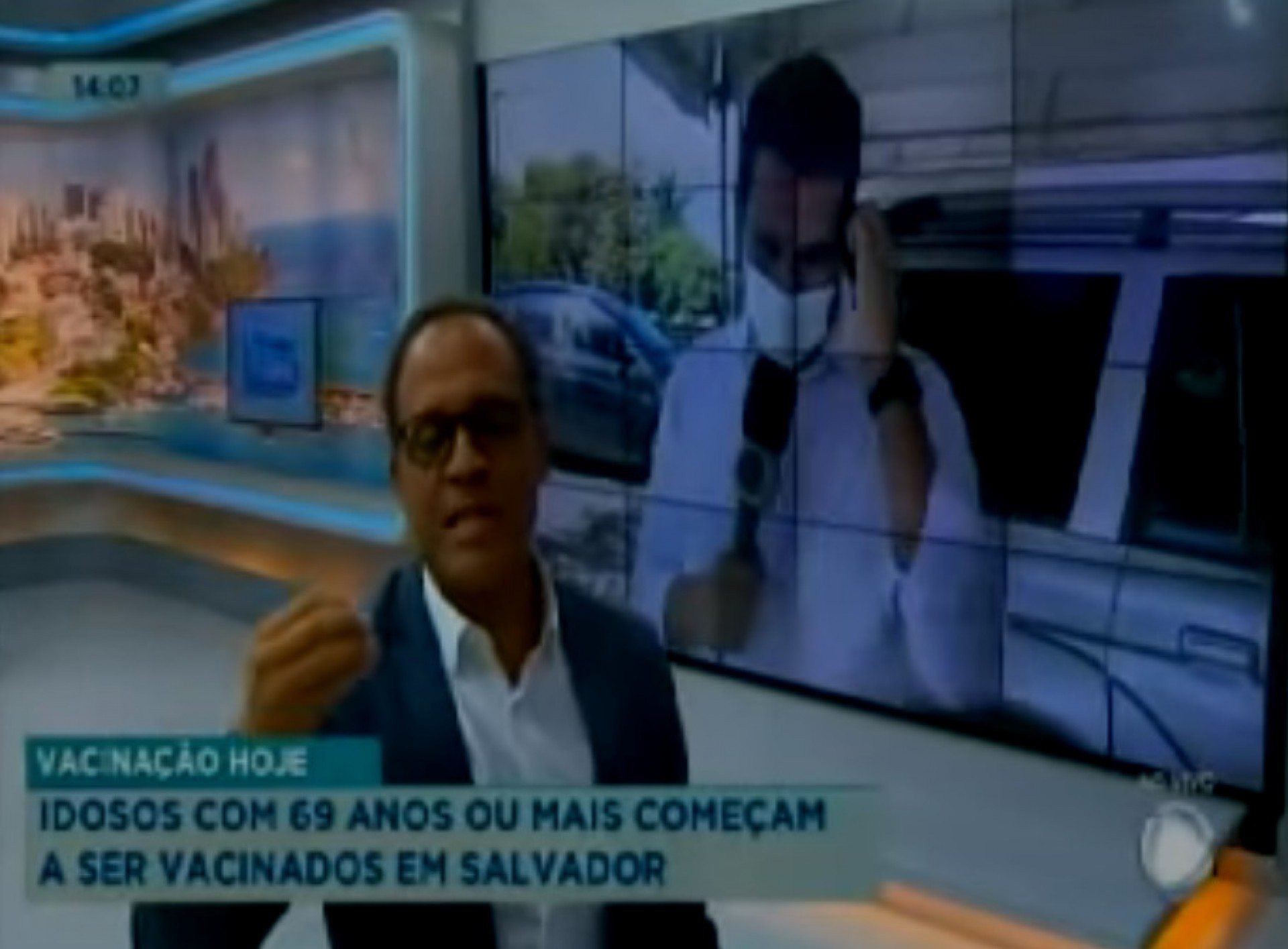 Mateus Borges se emociona ao ver pai sendo vacinado
 - Reprodução/Record