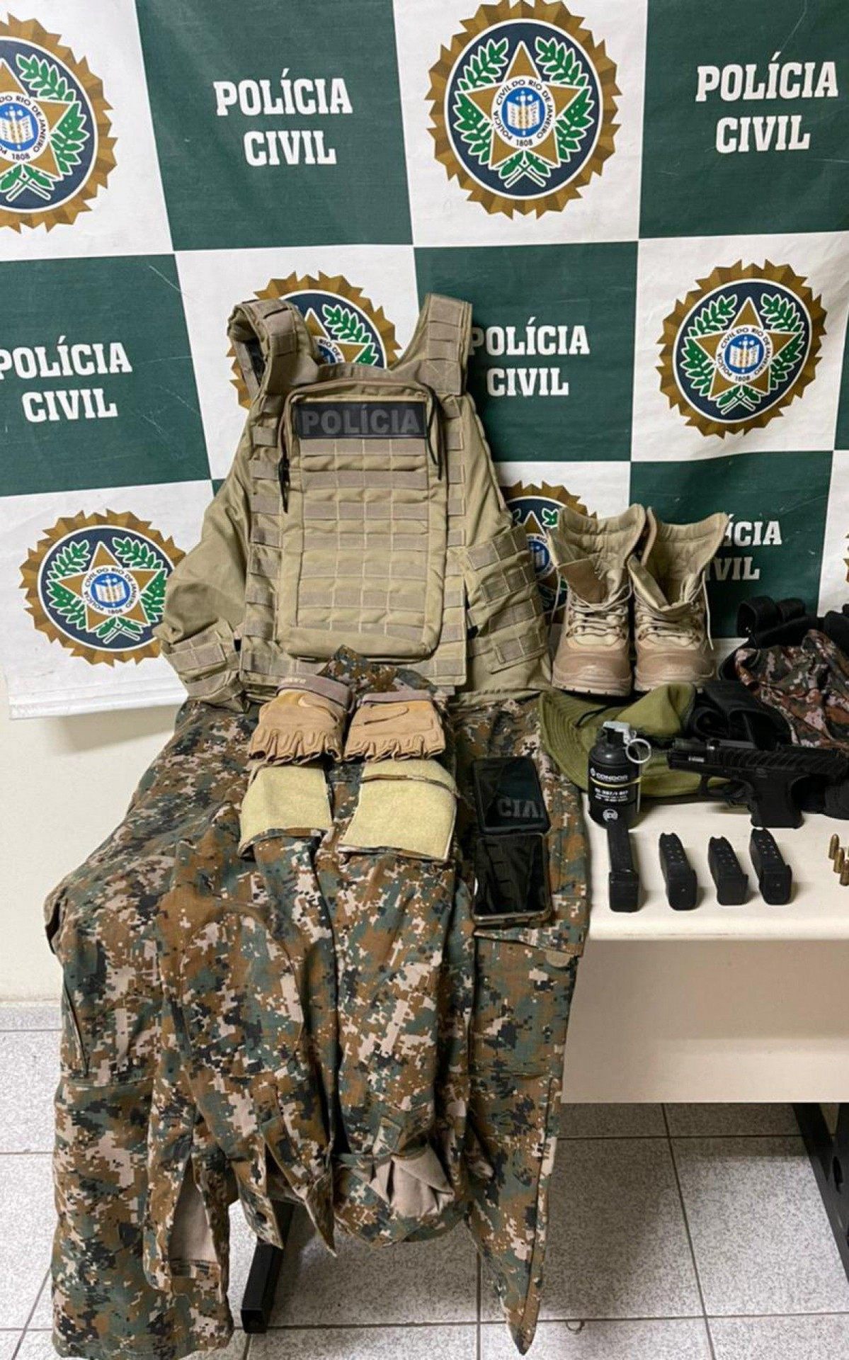 Pol&iacute;cia Civil apreendeu com 'Alm&ocirc;ndega' uma pistola, carregadores, muni&ccedil;&otilde;es, granada, al&eacute;m de fardamento completo semelhante ao usado pelo BOPE