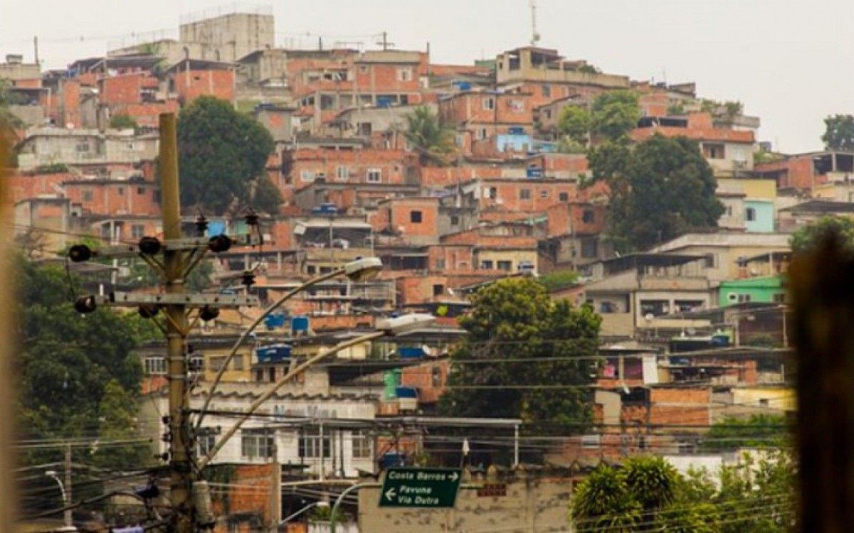 Moradores de favelas virem renda cair durante a pandemia