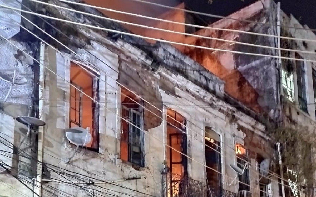 Inc&ecirc;ndio atinge pr&eacute;dio no Centro do Rio