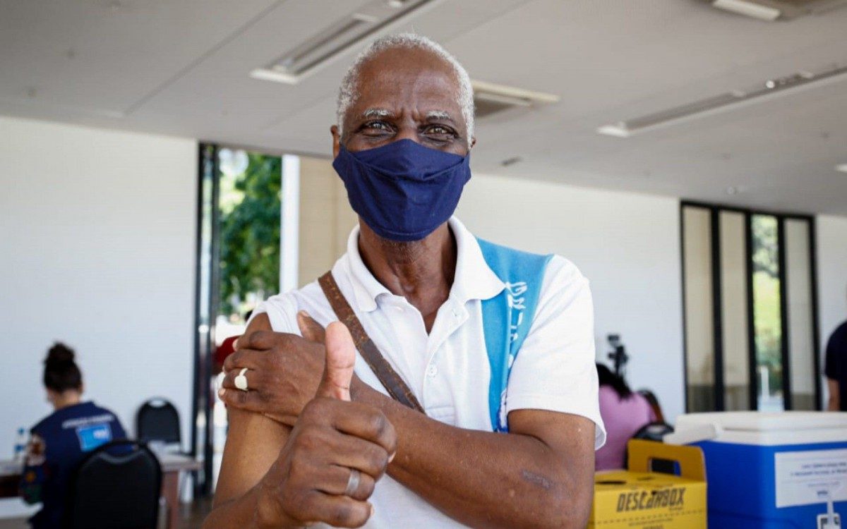 Prefeitura do Rio vacina idosos de 72 ou mais neste domingo