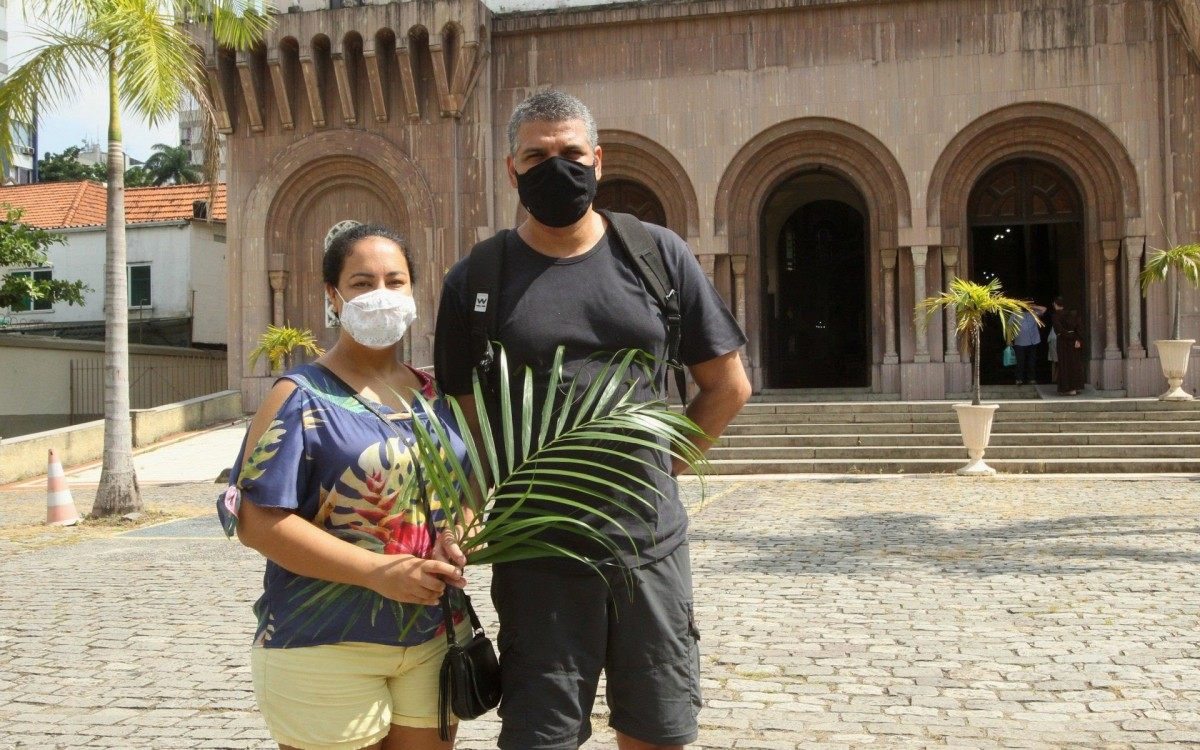 Domingo de Ramos na Igreja dos Capuchinhos,na Tijuca. Na foto, Naima Brem e Marcelo Ferreira.