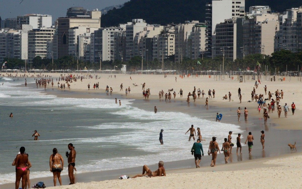Domingo de restri&ccedil;&otilde;es. Na foto, Praia do Leme.