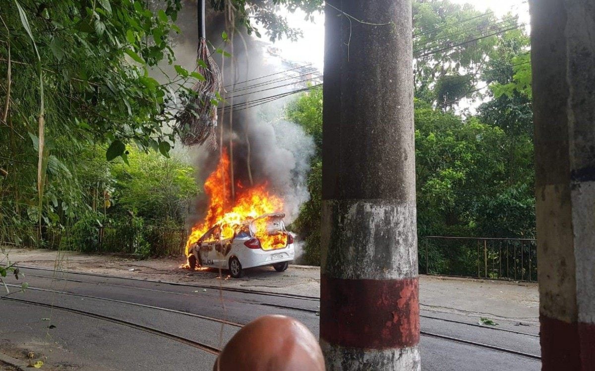 Viatura Da Pm E Atacada E Pega Fogo Em Santa Teresa Rio De Janeiro O Dia