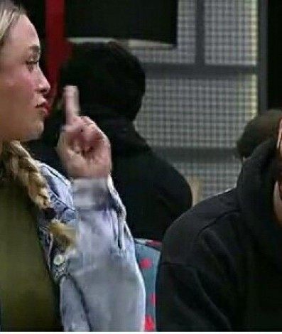 Sarah ficou indignada com o voto de Rodolffo e bateu boca com o ex-amigo ao vivo. 'Espero do fundo do meu cora&ccedil;&atilde;o que voc&ecirc; saia', disse a sister. - Reprodu&ccedil;&atilde;o / TV Globo