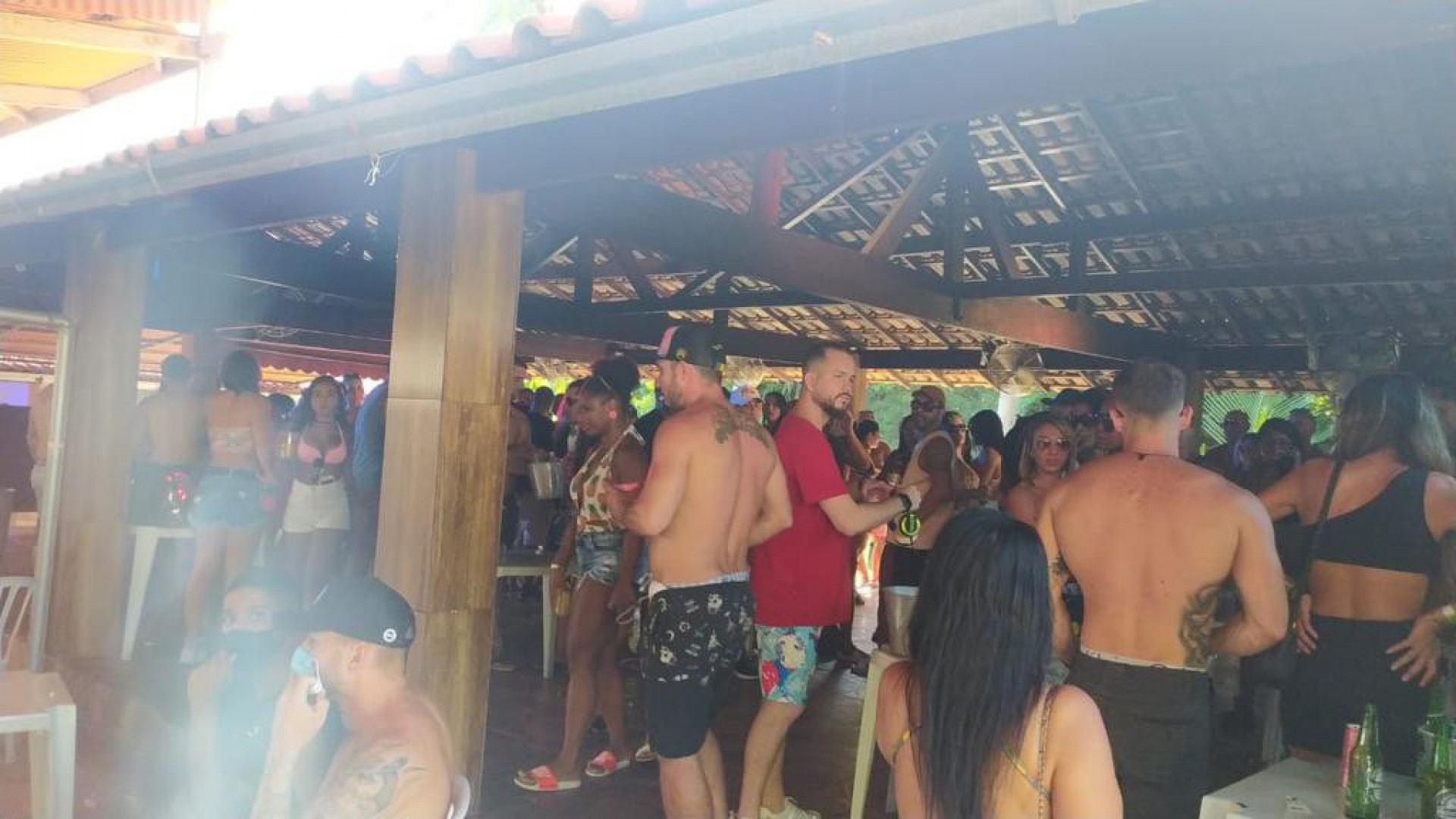 V&iacute;deo: fiscaliza&ccedil;&atilde;o encerra 'festa na piscina' com cerca de 300 pessoas