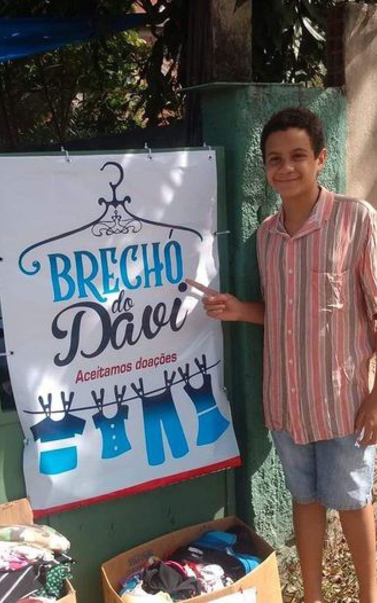 Davi Gabriel, de 11 anos, abriu um brech&oacute; na garagem de casa para ajudar a m&atilde;e financeiramente