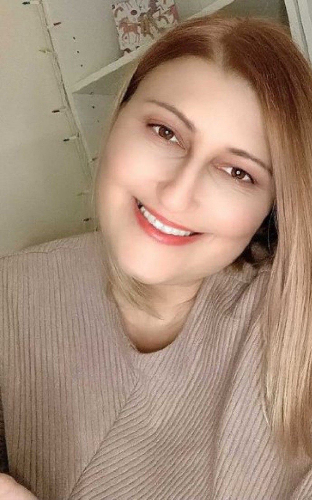 A brasileira Val&eacute;ria Veiga mora nos Estados Unidos desde 2016. Ap&oacute;s o sucesso no mercado liter&aacute;rio em 2020, criou a pr&oacute;pria editora virtual de autopublica&ccedil;&atilde;o, a Lil Owl