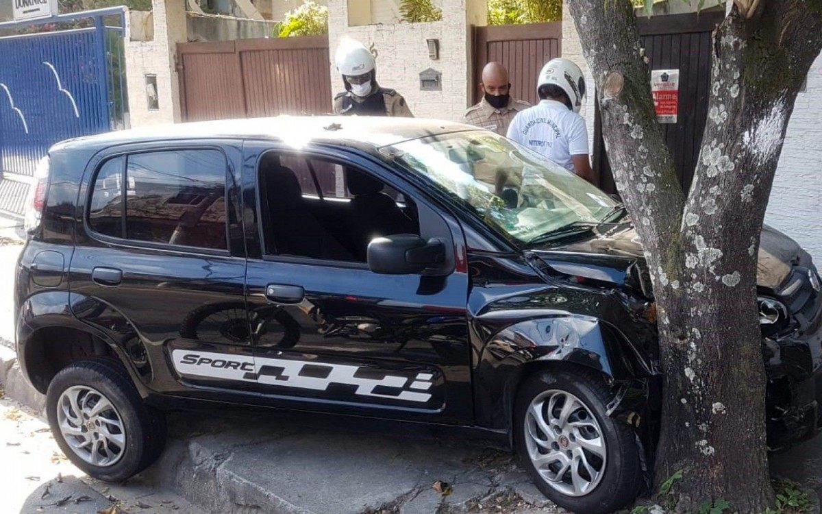 Motorista que praticava racha em Niter&oacute;i perde o controle do carro e bate em &aacute;rvore