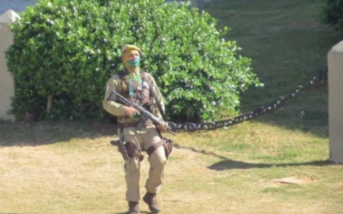 Segundo a SSP, o homem foi cercado e isolado quando chegou ao ponto tur&iacute;stico,  com o rosto pintado de verde e amarelo, armado e fez os disparos