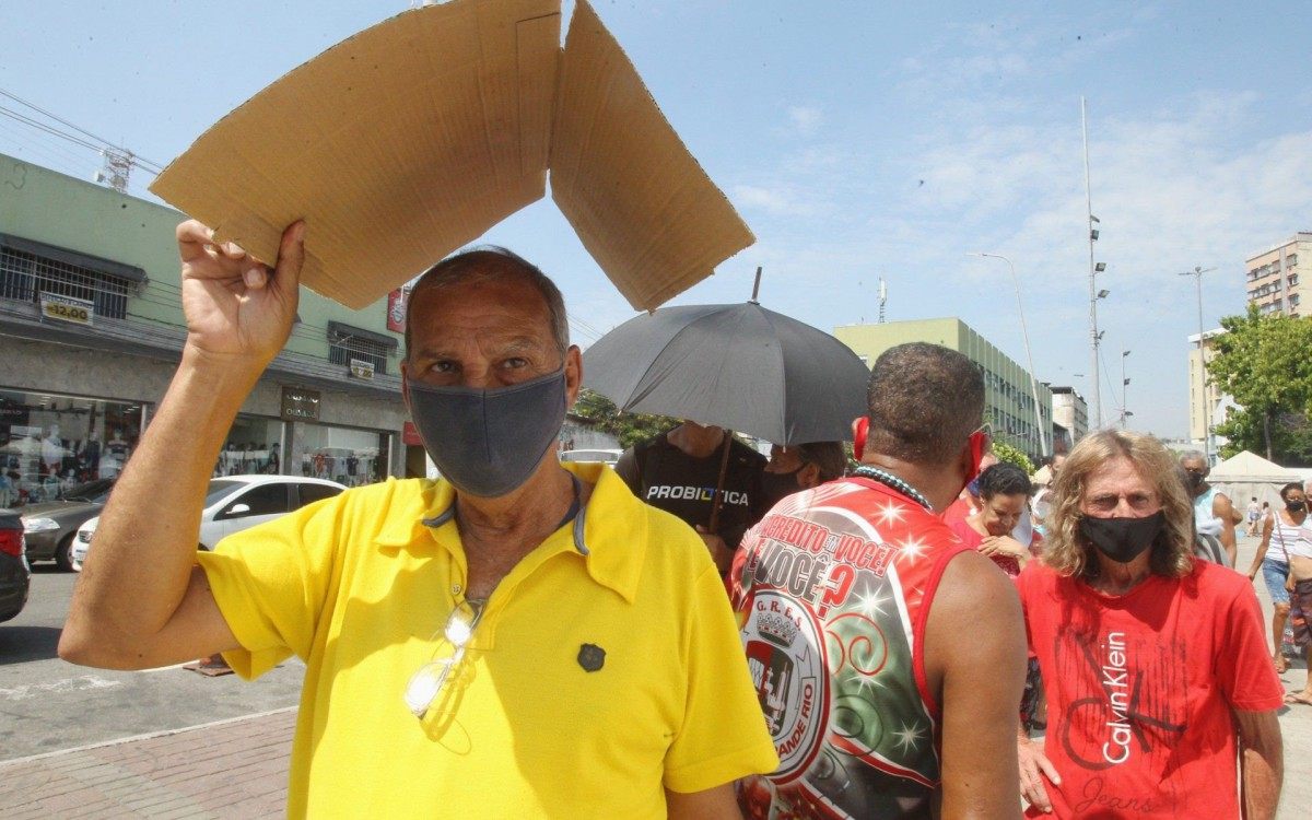 Vacina&ccedil;&atilde;o na Pra&ccedil;a do Pacificador em Duque de Caxias. Na foto, o senhor Carlos Alberto Sales.