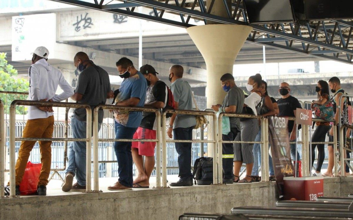 No Terminal de Madureira, do BRT Rio, houve registro de longas filas na espera pelo transporte  - Estefan Radovicz