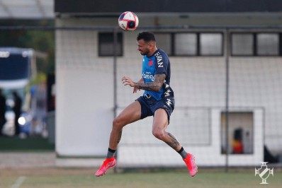 Vasco sofre com a defesa e Marcelo Cabo avalia mudanças