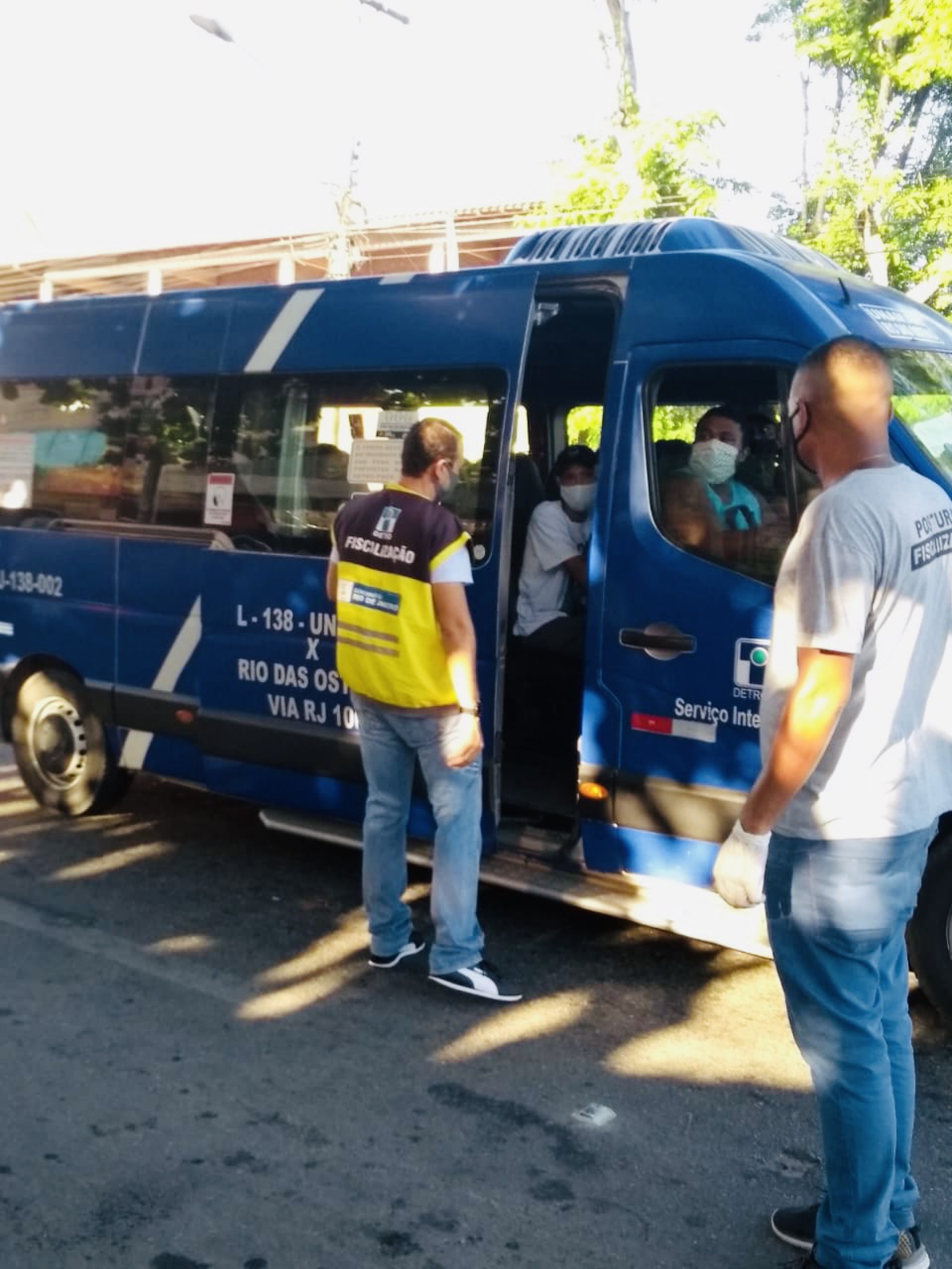 Detro barra 22 ve&iacute;culos e vistoria outros 267 no primeiro fim de semana de medidas restritivas do Rio