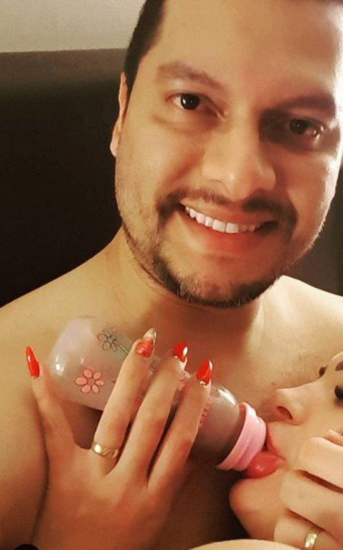 Andressa Urach volta a tomar leite na mamadeira, no colo do marido