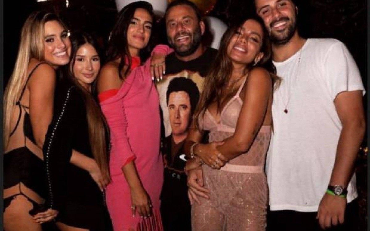 Anitta comemora anivers&aacute;rio com amigos em Miami
