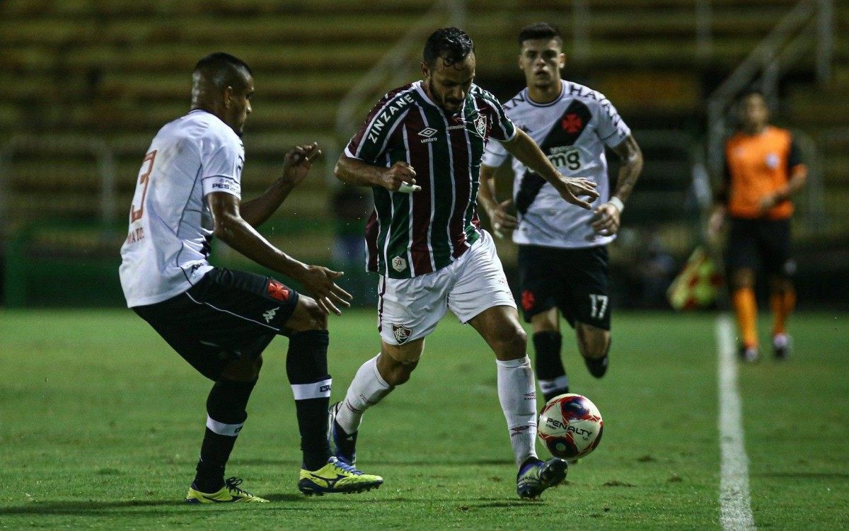 Com os jogos de futebol suspensos na cidade do Rio, Fluminense e Vasco se enfrentaram em Volta Redonda
