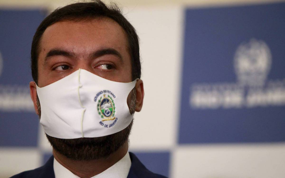 Rio de Janeiro 12/02/2021 - A Prefeitura do Rio inaugurou na noite desta sexta-feira (12) uma ilumina&ccedil;&atilde;o especial na Marqu&ecirc;s de Sapuca&iacute; para homenagear as v&iacute;timas de Covid-19 na cidade. O prefeito Eduardo Paes tamb&eacute;m entregou a chave da cidade, tradicionalmente dada ao Rei Momo na sexta-feira de carnaval, a profissionais de sa&uacute;de que atuam na linha de frente. Foto: Luciano Belford/Agencia O Dia