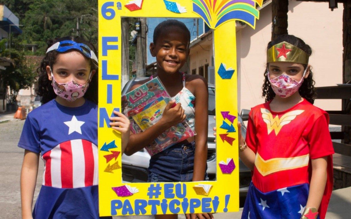 Feira Literária de Magé entrega kits de leitura para crianças