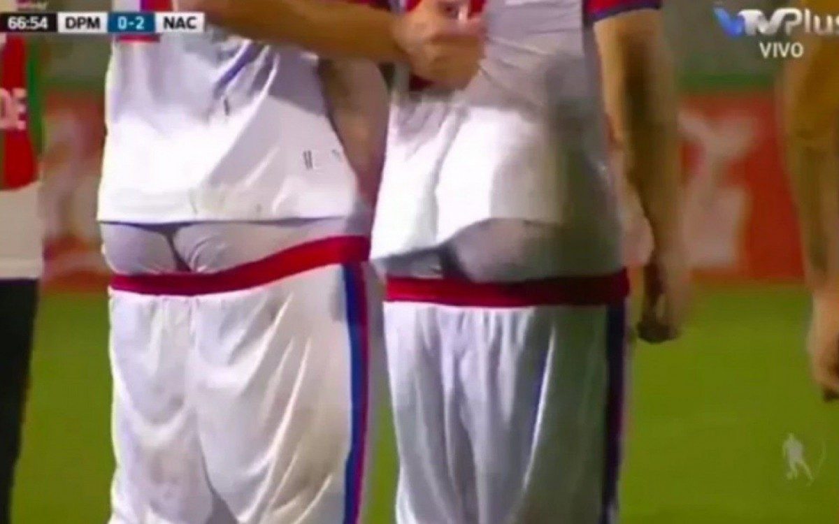 Jogadores do Nacional ficam de cueca para distrair goleiro adversário Jogadores do Nacional ficam de cueca para distrair goleiro adversário